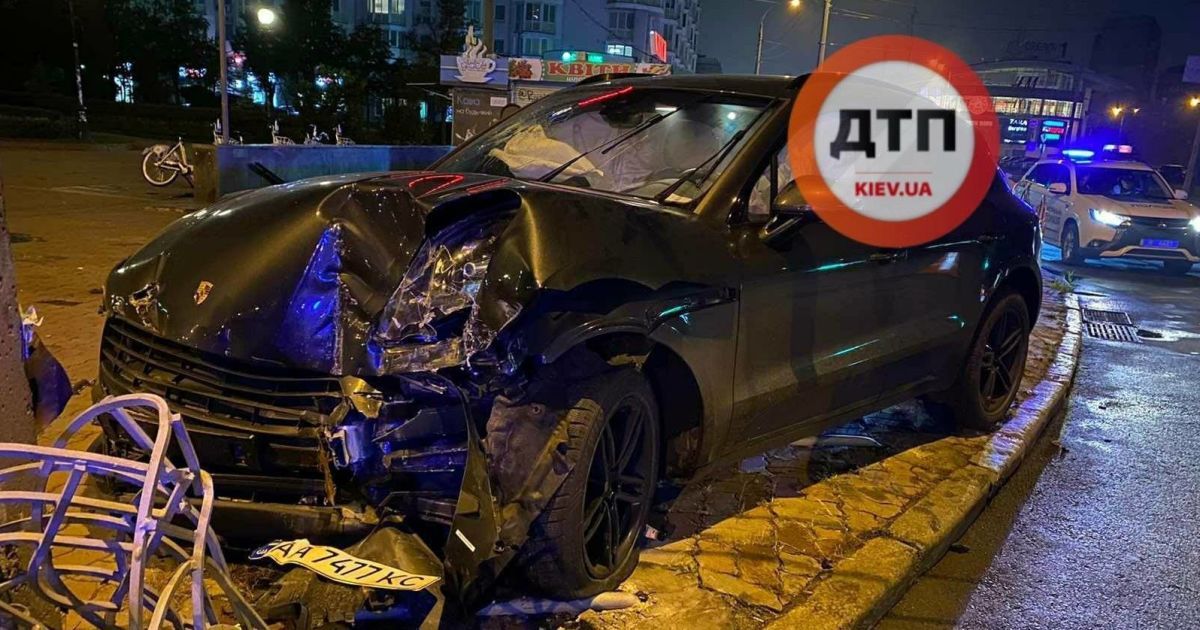 В Киеве пьяный водитель Porsche влетел в столб и травмировал пешехода: видео