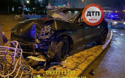 В Киеве пьяный водитель Porsche влетел в столб и травмировал пешехода: видео