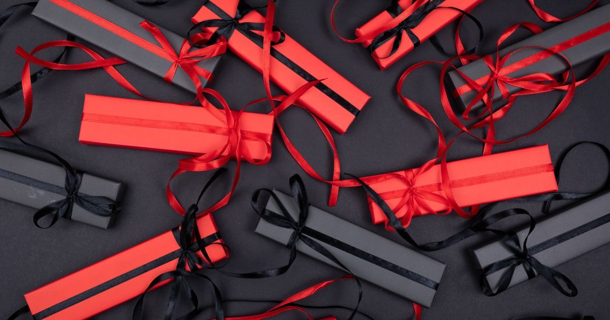 В России работники пропагандистского канала подарили детям пустые упаковки и заявили, что "подарки украли"