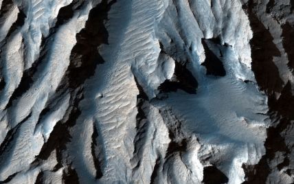 Самый большой каньон в Солнечной системе показали на новом снимке