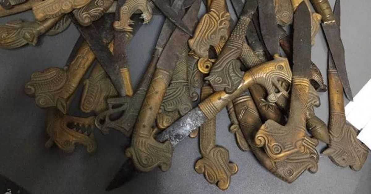Старовинні наконечники до списів і кинжали: Митники затримали посилку до Британії