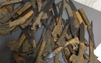 Старовинні наконечники до списів і кинжали: Митники затримали посилку до Британії