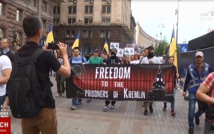 "Свободу узникам Мордора": родные политзаключенных вместе с активистами вышли на Крещатик