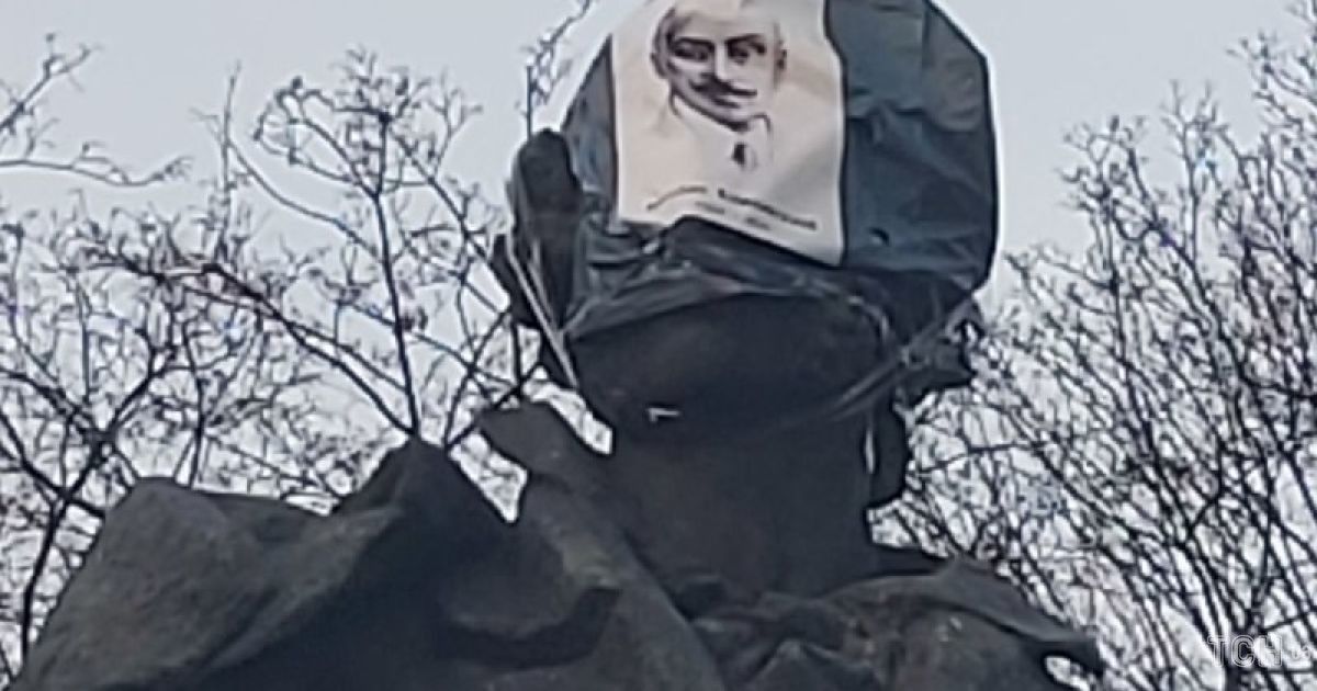 У Києві пам’ятник Пушкіну втратив обличчя