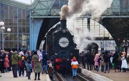 "Укрзалізниця" запустила ретропоїзд до зимових свят: де та як курсує (фото)