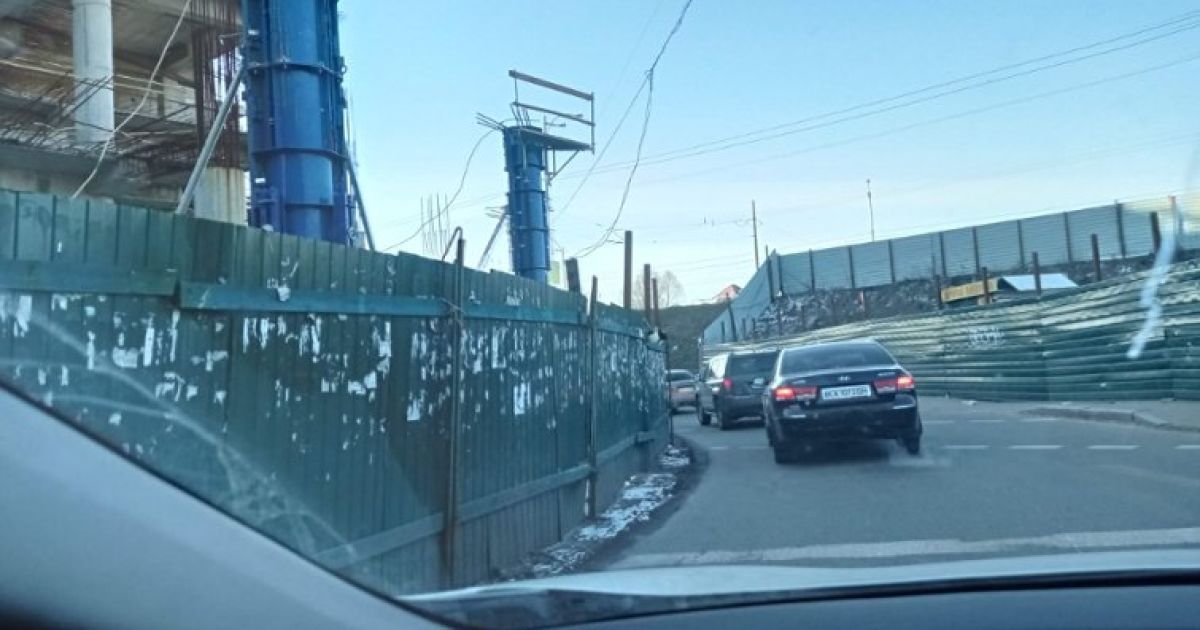 ТРЦ Апрель збудував нові опори на дорозі