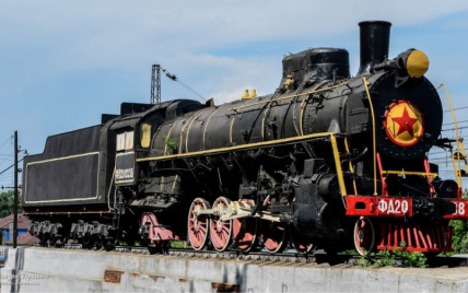 Дети пытались запустить поезд: в Харькове возле памятника-локомотива произошел пожар