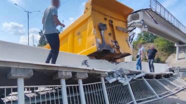 Грузовик снес пешеходный мост в Умани