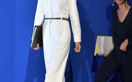 В белом комбинезоне и с идеальной укладкой: стильная Амаль Клуни на конференции в Лондоне