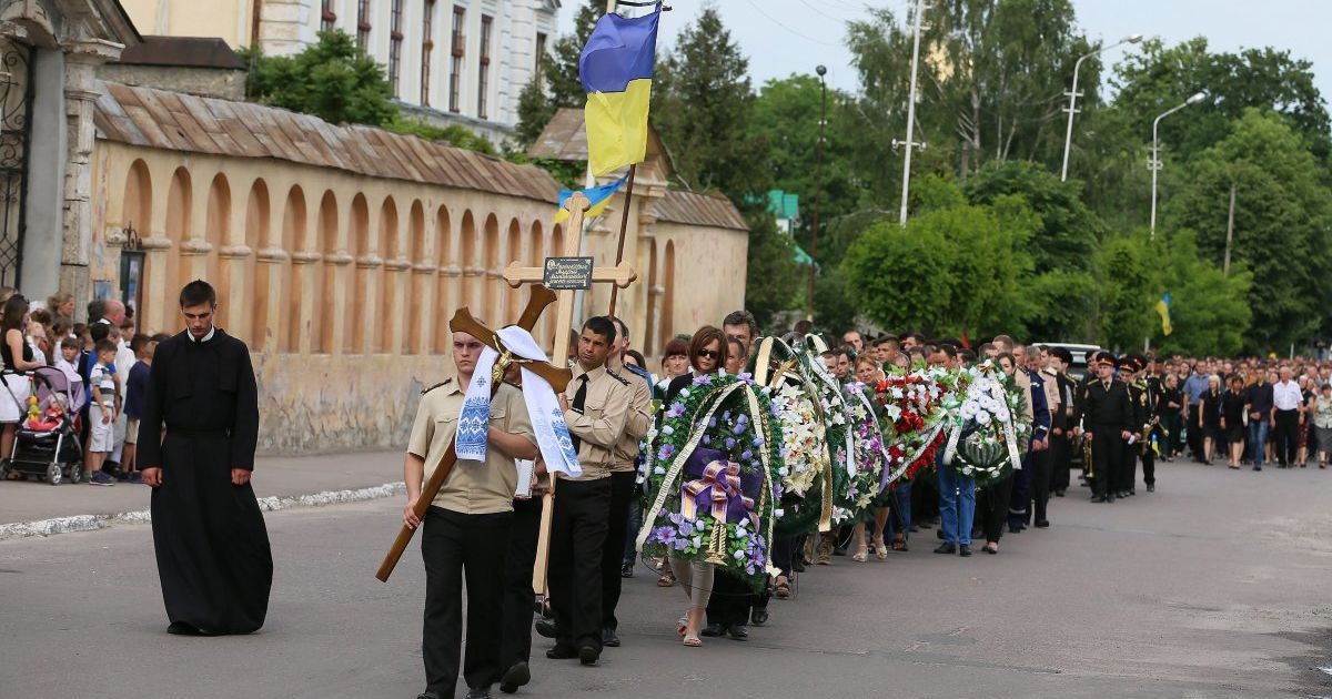 В Жолкве сотни людей под звуки сирен провели в последний путь погибшего на свалке спасателя