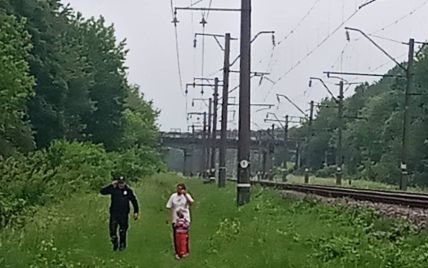 У Житомирській області жінка з 5-річною дитиною хотіла піти з життя, кинувшись під потяг