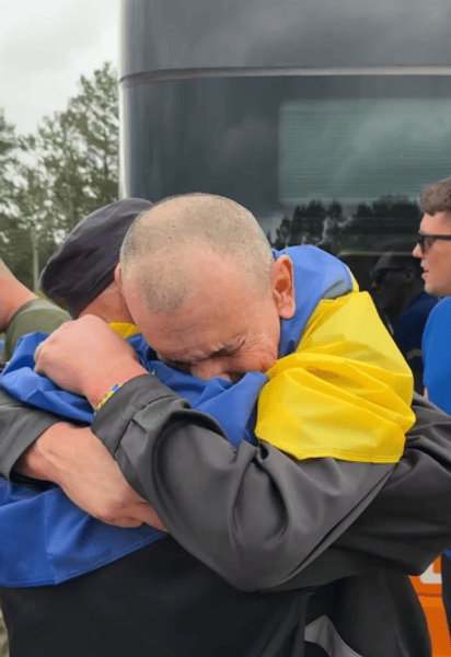 Обійми побратимів після полону