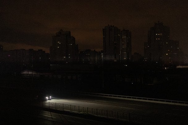 Украинские города погрузились в темноту / © Getty Images