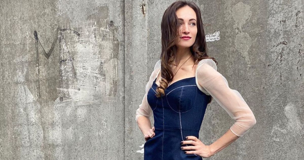 Щаслива ексдружина Остапчука підкреслила струнку фігуру яскравим образом