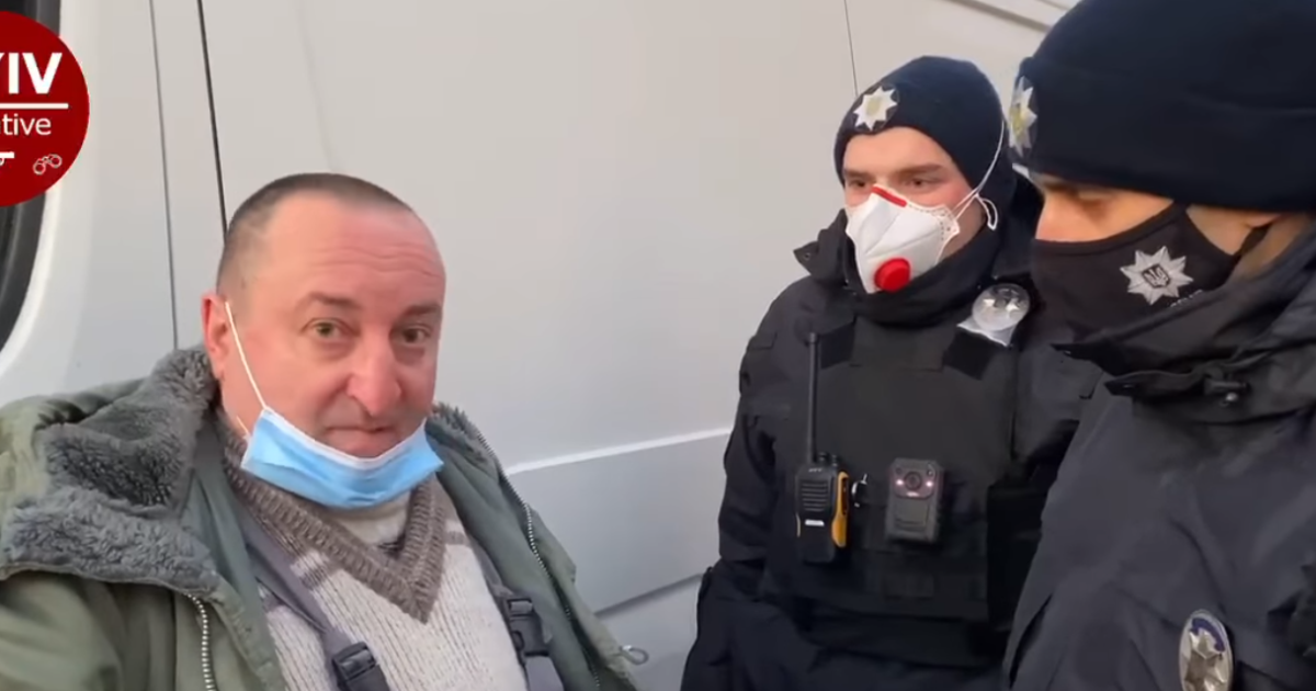 20 раз дул в драгер: в Киеве пьяный водитель гонял по улице на микроавтобусе (видео)