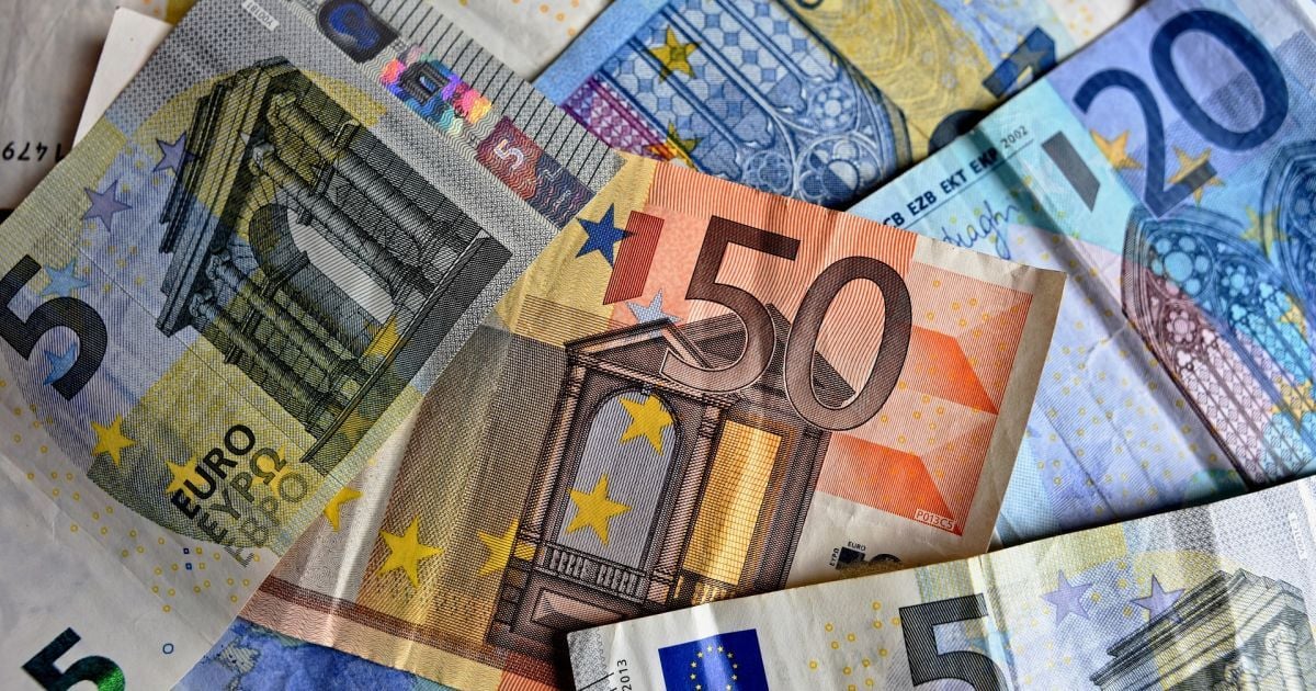 ЄС заборонив вивозити до Росії готівку в євро, є винятки