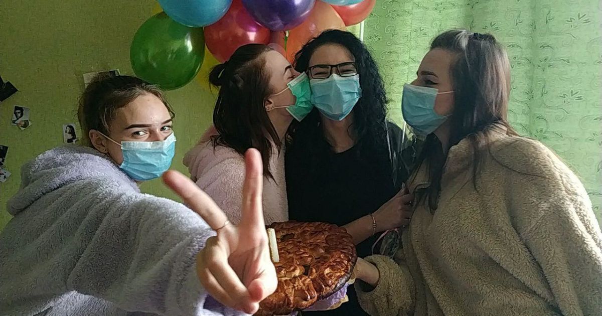 "Знову свято". В обсервації у Нових Санжарах відзначили ще один день народження
