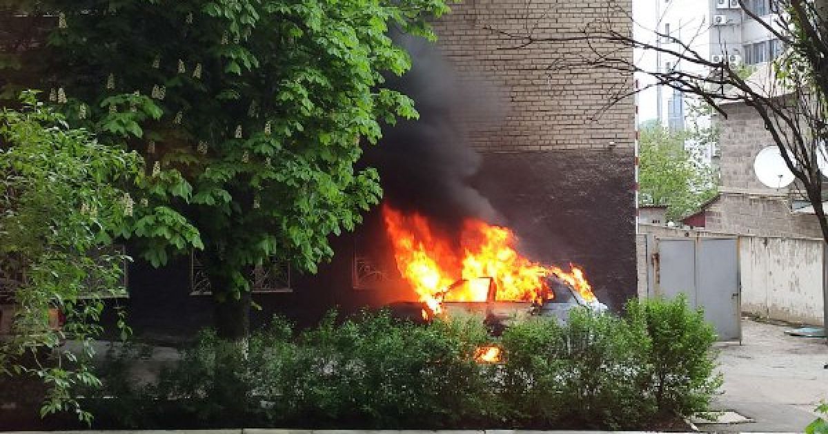 В центре оккупированного Донецка возле "управление полиции" взорвался автомобиль - соцсети