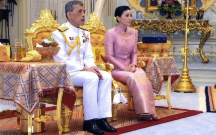 Король Таиланда неожиданно представил новую королеву
