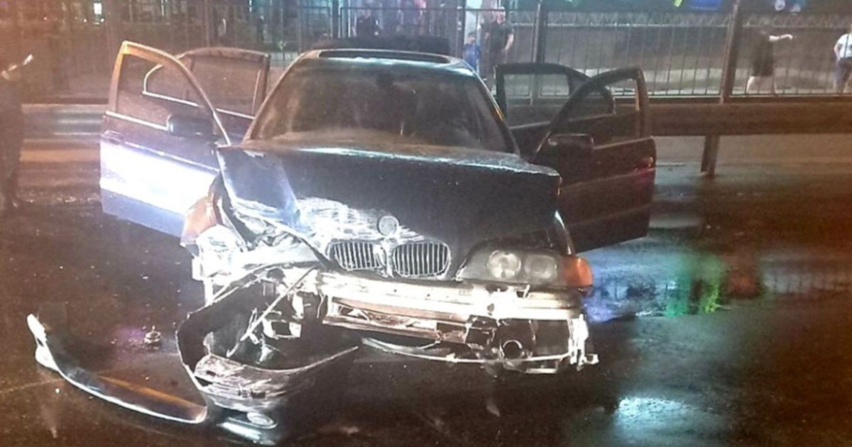 ДТП в Одесі: водій влетів у відбійник, машина загорілась від удару (фото)