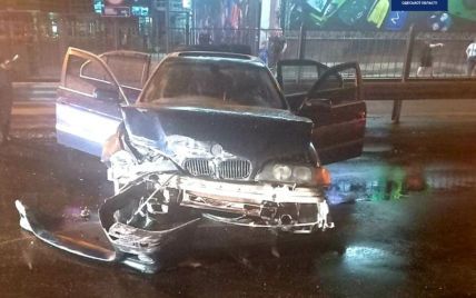 ДТП в Одесі: водій влетів у відбійник, машина загорілась від удару (фото)
