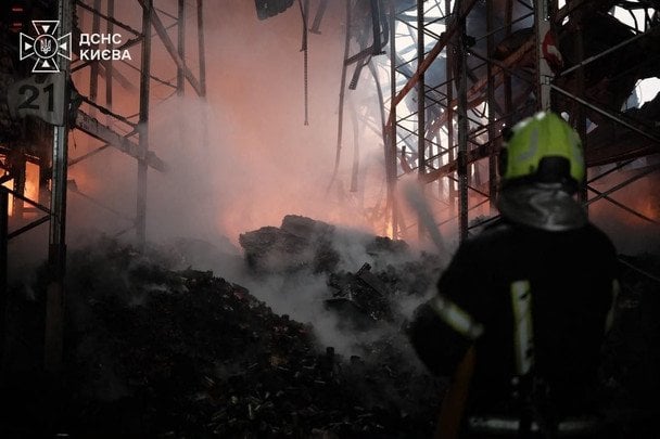 Масований удар по Києву вночі 5 серпня. / © ДСНС
