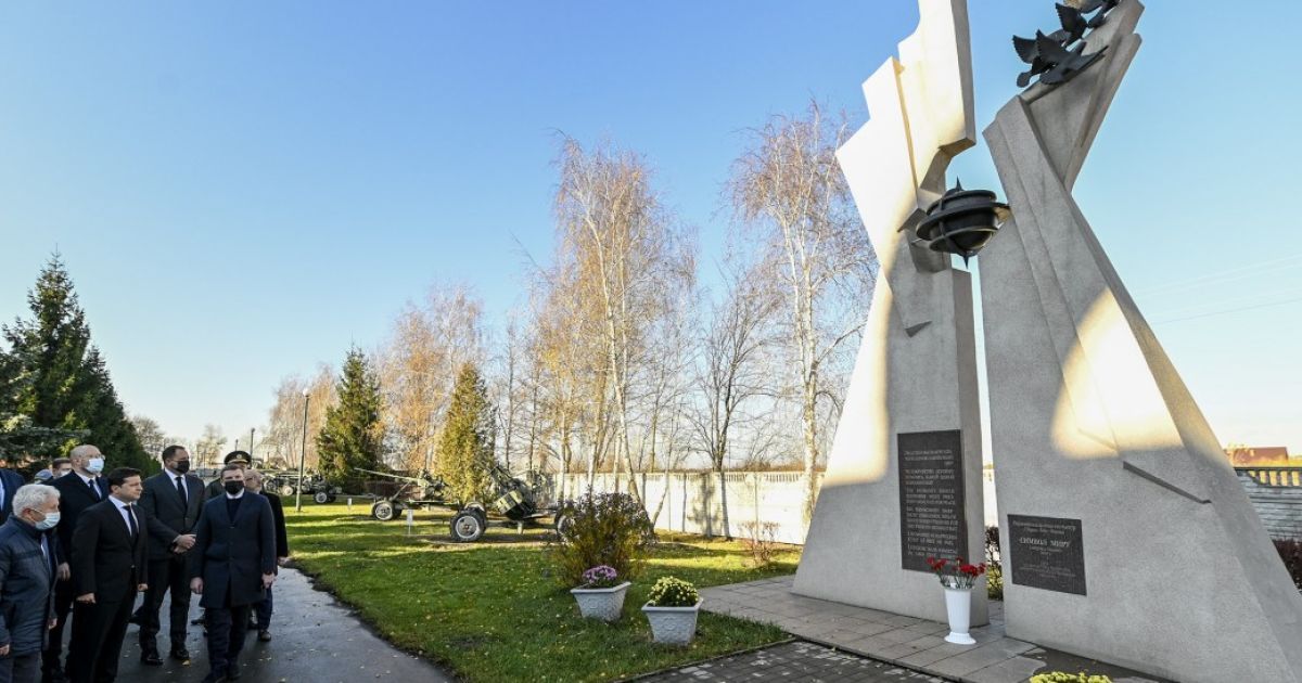 Річниця визволення Києва від нацистів: Зеленський вшанував пам'ять полеглих бійців_1 / © president.gov.ua