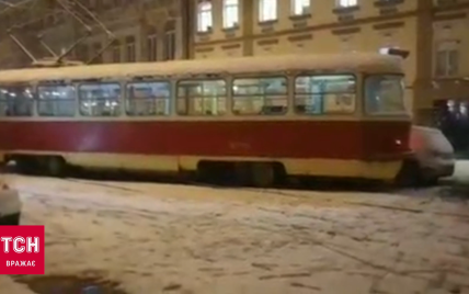 У Києві через негоду зійшов із рейок трамвай і блокував рух на Подолі