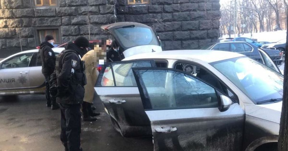 Возле Кабмина задержали мужчину с ножом и пистолетом: что известно
