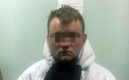 Поліція затримали чоловіка, який намагався пронести на станцію метро у Києві гранату та набої
