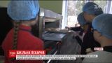В средней школе Житомира детей учат печь хлеб