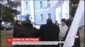 Суд признал виновным активиста, который бросил экс-мэра Конотопа в мусорный бак