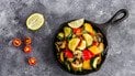 Теплий салат з куркою і кабачком