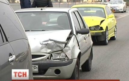 BMW спровоцировал столкновение 5 автомобилей на Житомирской трассе