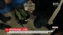 Львів`янин намагався ввезти в Україну рюкзак, вщент наповнений валютою і парфумами