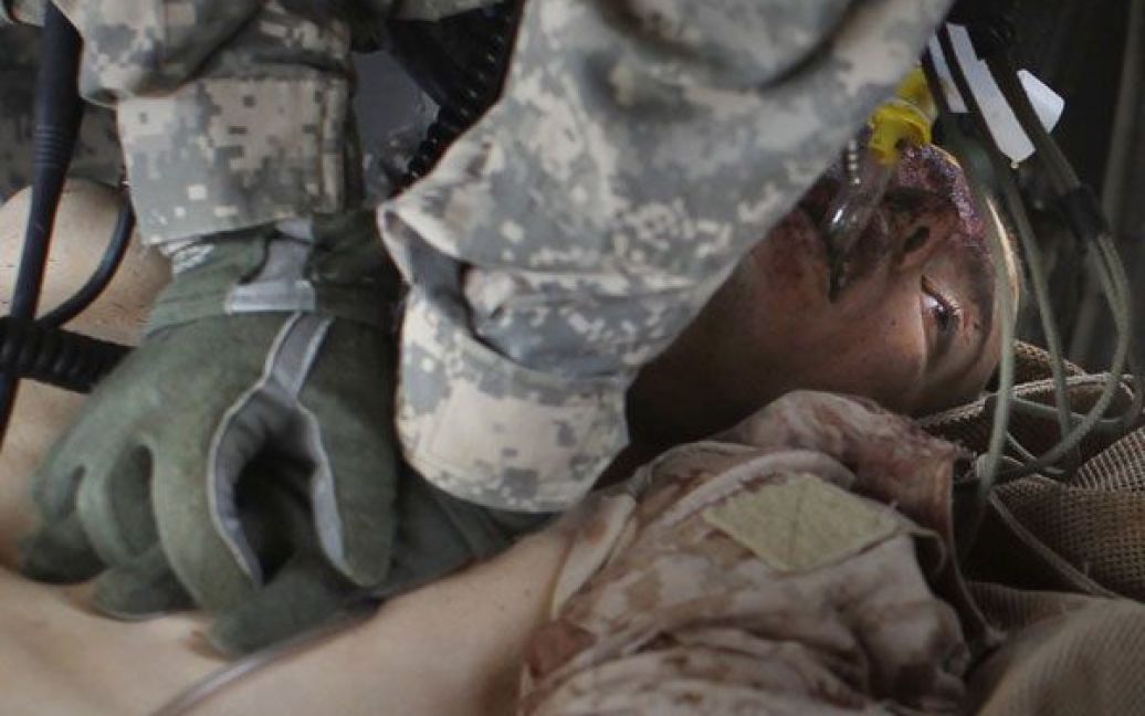 Фото Боба Стронга. Афганістан, Марджі, провінції Гільменд. Працівники медичної військової служби США у таборі Дуайер в провінції Гільменд. / © Reuters