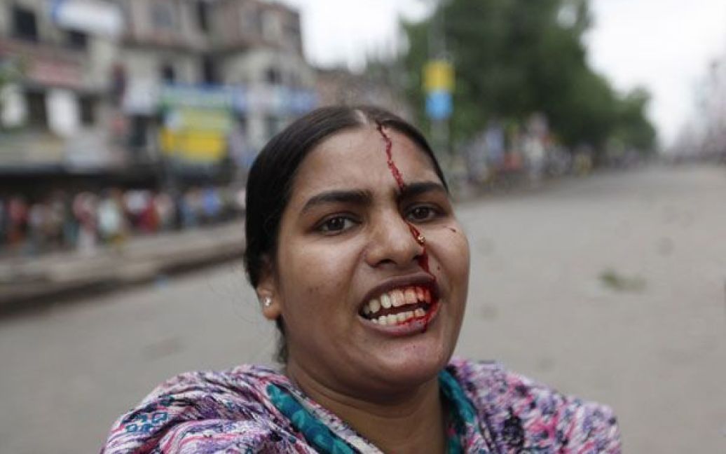 Фото Ендрю Біража. Бангладеш, Дакка. Жінка отримала поранення під час демонстрації працівників текстильної галузі. Працівники вийшли на вулиці з вимогами підвищити заробітну плату і припинити звільнення працівників. Мирну демонстрацію, в якій брали участь тисячі людей, здебільшого жінки, поліцейські розігнали кийками. / © Reuters