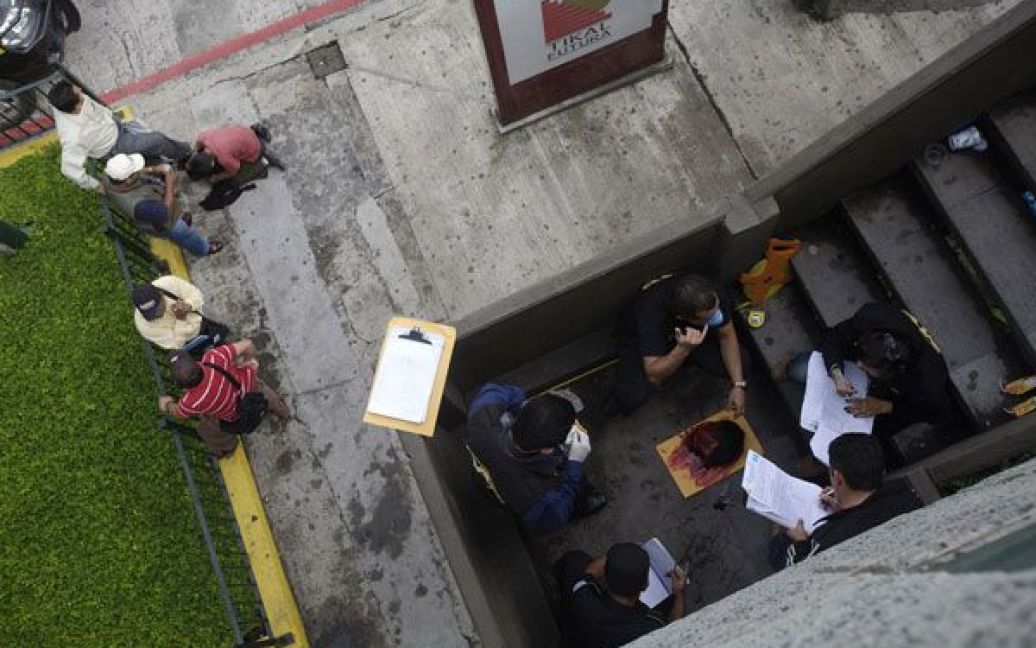 Фото Даніеля Леклера. Гватемала, місто Гватемала. Гватемалські бандити висунули свої вимоги у листі до урядовців. Коли їхні вимоги були проігноровані, бойовики почали виконували свої погрози. / © Reuters