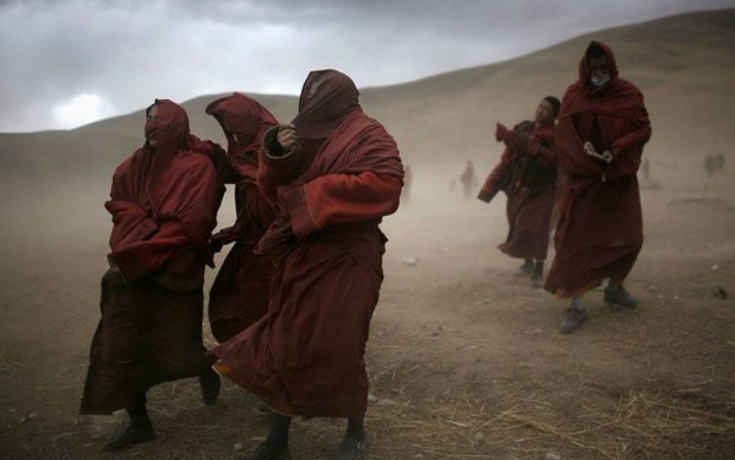 Фото Кевіна Жао. Віддалене плато у Тибеті, округ Юйшу. Тибетські ченці, які прийшли з храму у провінції Сичуань, зібралися, щоб помолитися за жертв руйнівного землетрусу, який стався в Китаї. / © Reuters