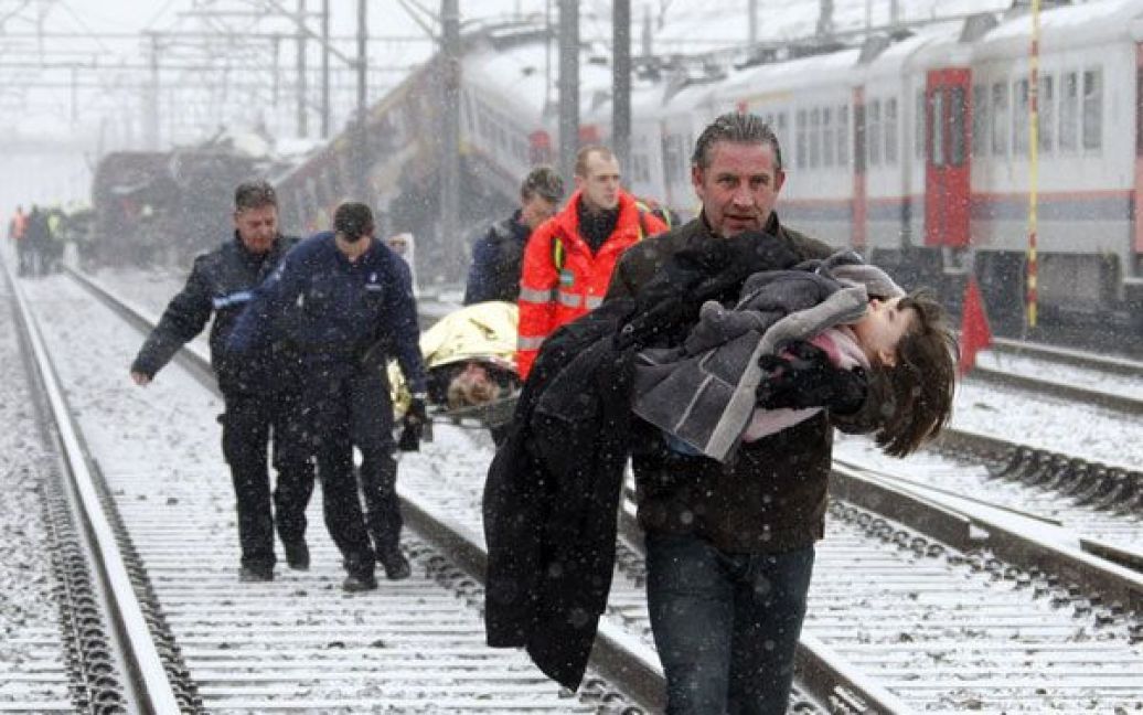 Фото Тьєррі Роже. Бельгія, Хале. У найгіршій в історії залізничного транспорту Бельгії катастрофі, коли поблизу Брюсселя зіштовхнулися два пасажирські потяги, загинули більше 10 осіб, десятки отримали поранення. / © Reuters