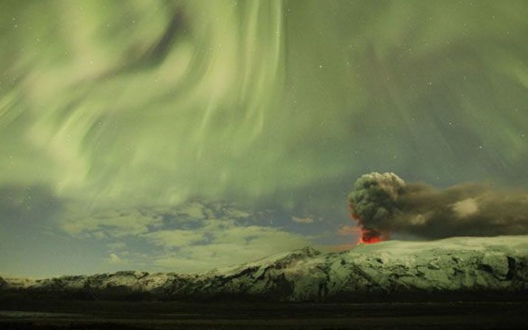 Фото Лукаса Джексона. Ісландія, вулкан Ейяфьятлайокудль. Природне явище під назвою Aurora Borealis ("північне сяйво") над вулканом. / © Reuters