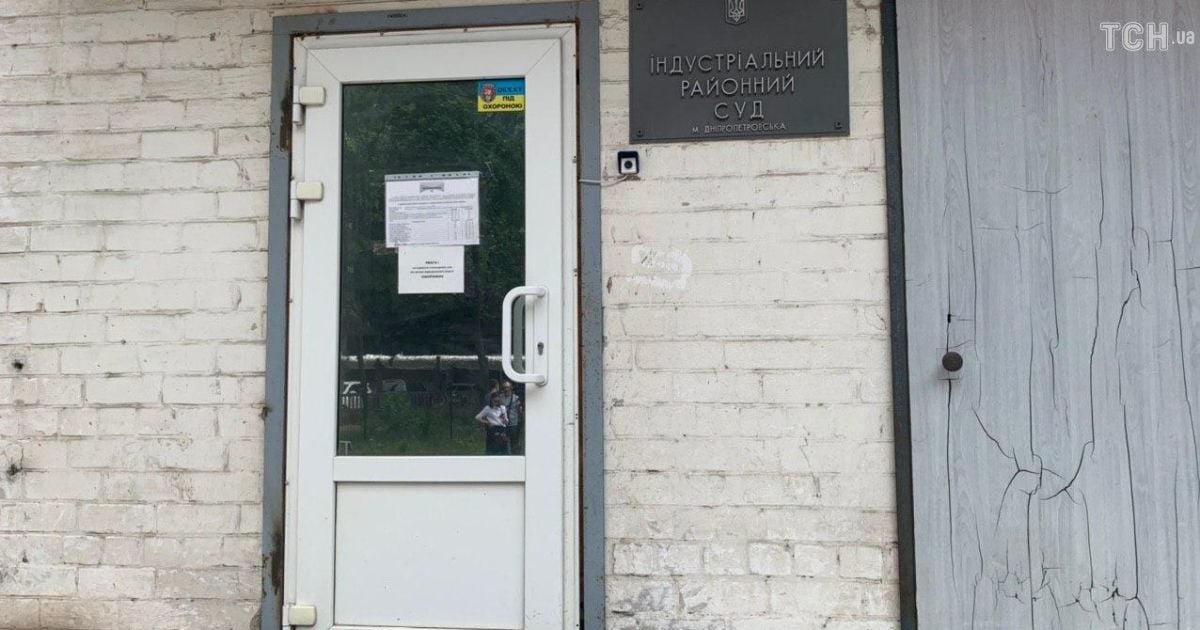 Вбивство поліцейського у Дніпрі: слідчі розповіли, чому підозрюваному одразу не надягли кайданки