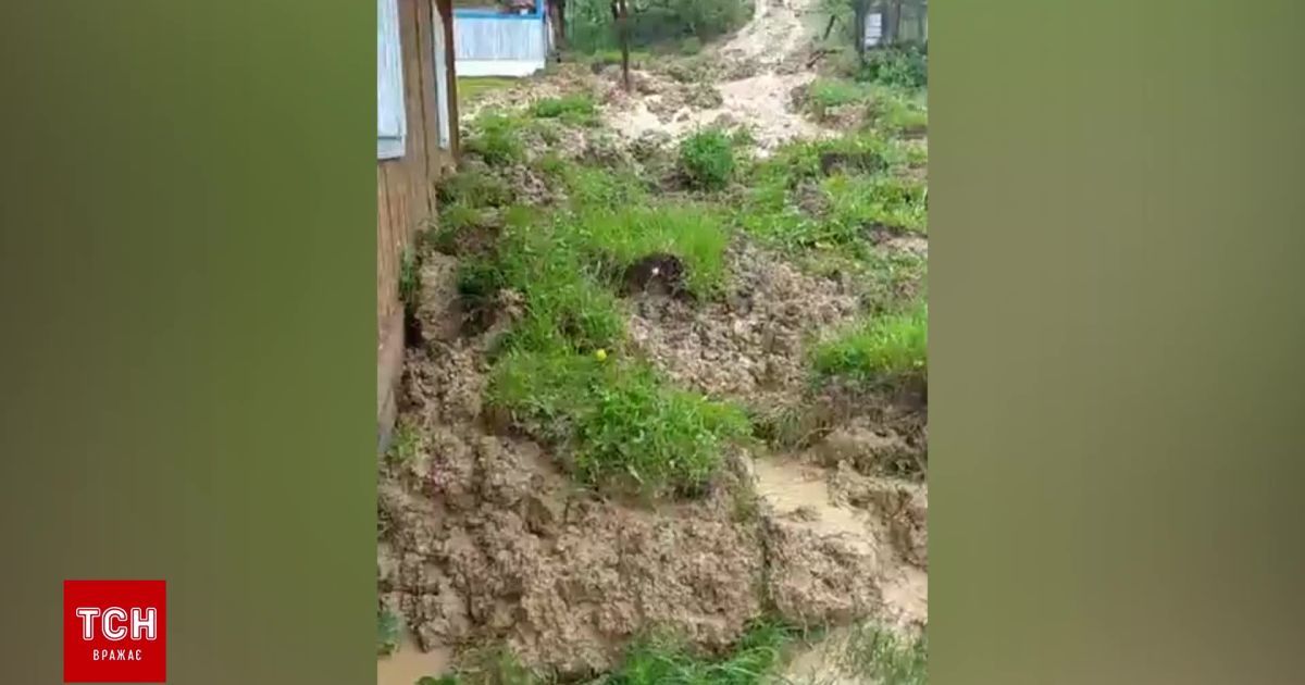 "Горы сунутся на дом": в Бережнице за обильных осадков произошли оползни