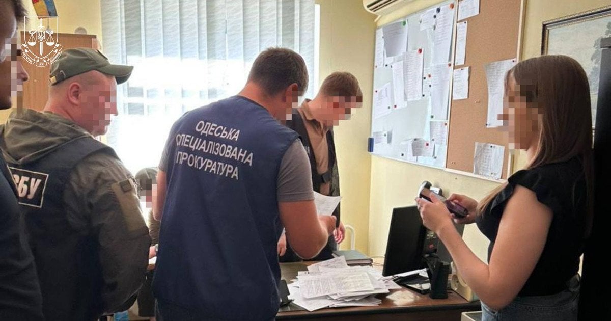 Оголошення підозри військовим