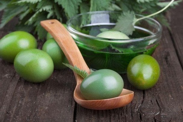 Оливкові яйця на Великдень-2026 - простий спосіб фарбування