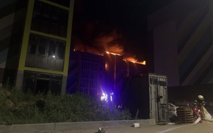 В Киеве горит крыша жилого комплекса