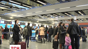 Авіасполучення з Францією не закрили