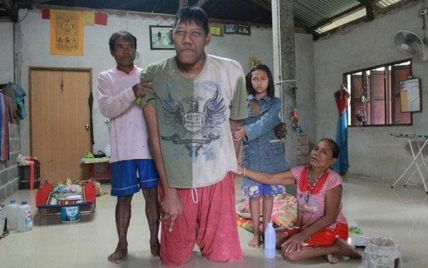 Самый высокий в мире человек умер в Таиланде