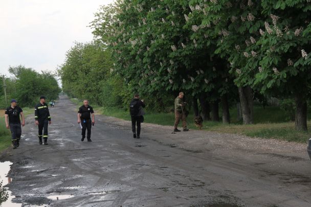 Правоохоронці прочесали весь ліс неподалік будинку зниклої дитини, місцевість, водойму / Фото: Національна поліція України / © 