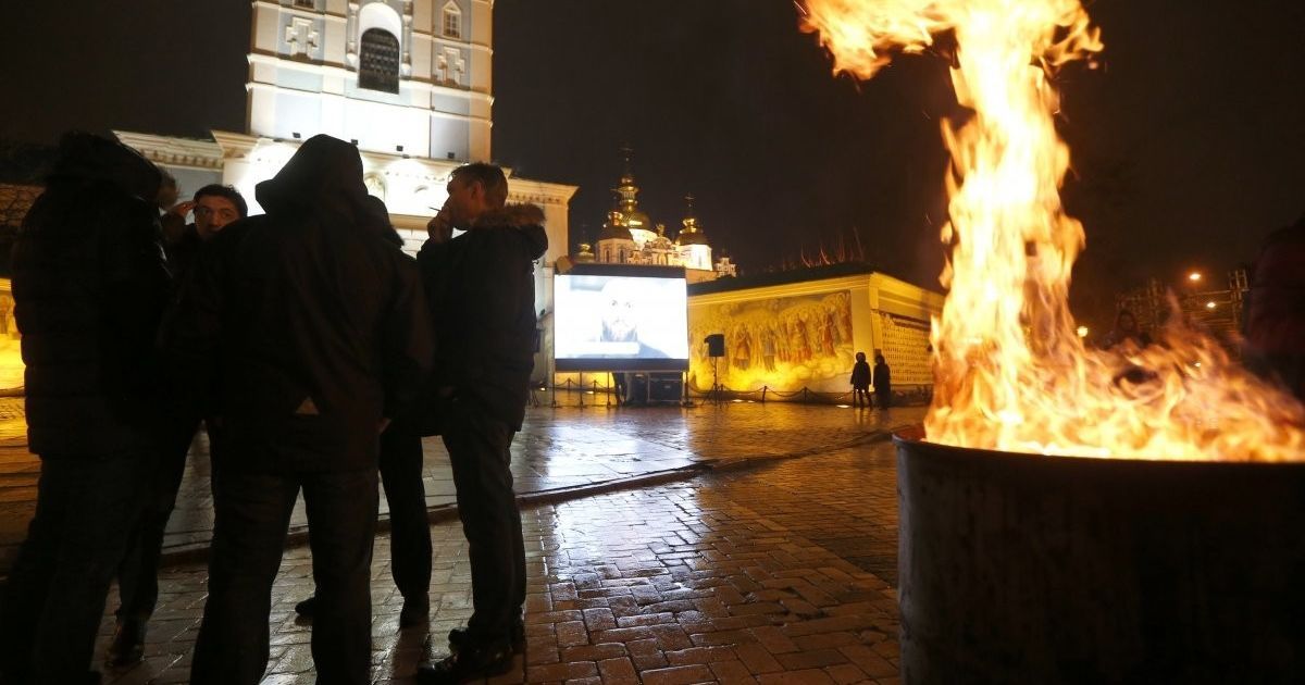 В Сети появилось видео из Михайловского монастыря в ночь расстрела Небесной сотни